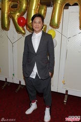 组图：草蜢蔡一杰庆47岁生日 为慈善捐贴身泳裤