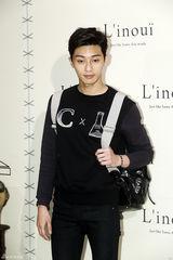 独家高清：张根硕撑品牌活动 少女时代允儿清纯