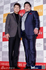 组图：刘在石UEE等韩众星亮相KBS演艺大奖红毯