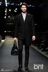 组图：韩星金宇彬郑京浩等献华丽T台秀