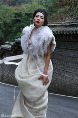 高清图：高圆圆韩国拍摄芭莎写真工作花絮5