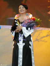 高清图：萨日娜获文学艺术奖 内蒙古草原文化节闭幕