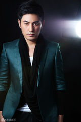 组图：气质型男牟凤彬时尚大片 眼神成熟内敛