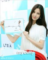 组图：少女时代徐贤清纯亮相粉丝签名活动