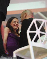 组图：前阿汤嫂凯蒂火速觅第二春 神秘男搂腰摸玉臂