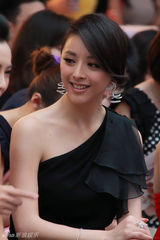 组图：黄小蕾受邀看秀 黑色礼服尽显高贵