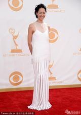 组图：《纸牌屋》女星何家蓓亮相艾美红毯