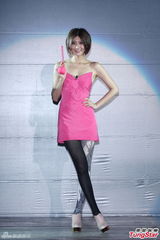 组图：林逸欣露酥胸开唱 周汤豪夸赞腿长身材好