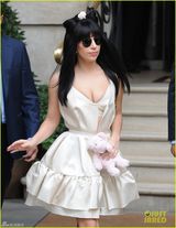 组图：Gaga毛球发饰蝴蝶结卖萌 频挤胸扮日本AV