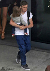 组图：小贝长子抱七公主出镜 温馨有爱羡煞网友