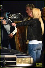 组图：布兰妮MV花絮曝光 穿男友外套显臃肿