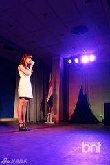 组图：韩歌手白娥娟泰国秀华丽舞台