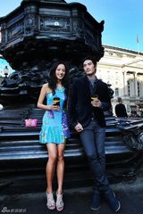 组图：《胜女的代价》高以翔蒋怡伦敦街头浪漫相遇