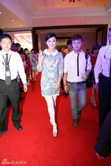 组图：袁姗姗瘦身成功 首献T台秀压轴出场