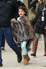 组图：小苏瑞放学享受公主待遇 穿大披肩显时尚