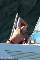 组图：凯特-莫斯游艇日光浴全裸玉珠微颤