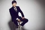组图：陆昱霖儒雅写真 西装革履秀熟男潮范儿