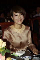 组图：潘霜霜酥胸半露玩纯情 巩新亮穿旗袍小秀性感