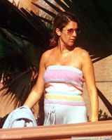 组图：席琳-狄翁大肚照曝光 剪短发医院安心待产