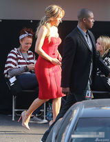 组图：洛佩慈抹胸红裙录《美偶》 招牌翘臀吸睛