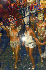 高清图：碧昂丝凯斯赶拍单曲MV 眩目服饰展桑巴风情