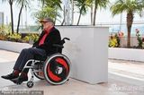 高清组图：戛纳终身成就奖得主贝托鲁奇坐轮椅亮相