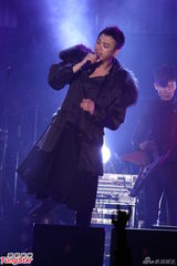 组图：A-Lin落泪小宇忙救场 信旋风登台引高潮