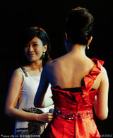 组图：齐秦险遭疯狂粉丝拉下舞台 贾静雯现身