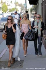 幻灯图集：帕丽斯-希尔顿名店扫货 镜子前自赏