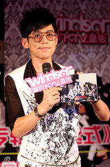 幻灯图：苏醒签售首张创作专辑 销量好请大家出国玩