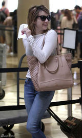 组图：艾玛-罗伯兹现身机场装扮休闲