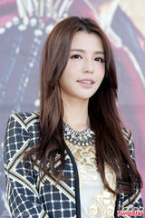 组图：Dream Girls性感站台 小宇宙大跳求爱舞