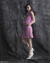 组图：张静初登杂志封面 自信演绎摩登魅力