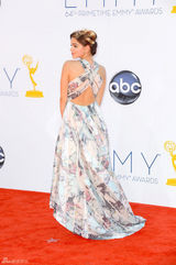 组图：第64届艾美奖花絮 女星争相露美背