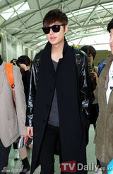 组图：李敏镐全黑酷帅亮相机场打造巨星气势
