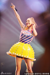 组图：西野加奈糖果色短裙俏皮 清唱粤语歌词