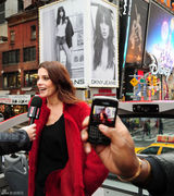 高清组图：阿什丽-格林圣诞街拍红色皮草霸气