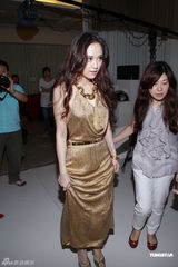 组图：陈乔恩露背礼服秀美背 不惧做剩女