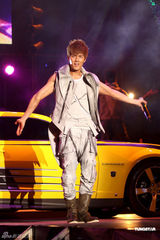 组图：吴克群个唱湿身秀腹肌 和女模互摸掀高潮