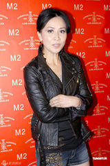 组图：刘嘉玲亮相上海 皮衣搭配牛仔短裤秀美腿