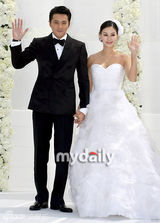 幻灯图：张东健高小英婚礼现场 夫妇亮相甜蜜亲吻 