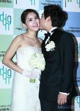 组图：韩棒球选手李容奎与女星刘荷娜喜结连理 