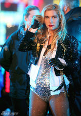 组图：钱婆Ke$ha夸张造型盘点 金发雀斑似邋遢男