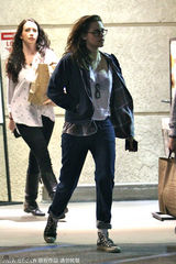 组图：斯图尔特中性装出街 头发蓬松显疲惫