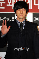 组图：韩星李多海苏志燮等盛装出席韩国文艺颁奖礼