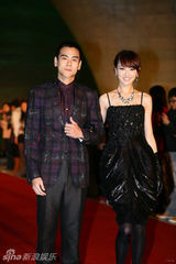 组图：唐嫣性感出席星尚盛典 携手彭于晏亮相