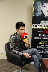 组图：亚当兰伯特上海妩媚开唱眼线撩人