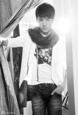 组图：许诺最新黑白写真帅气忧郁