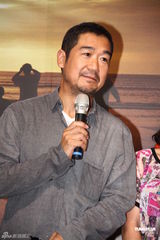 组图：张国立宣传《原乡》 与女演员避嫌