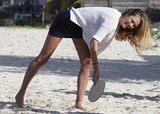 组图：超模坎蒂斯沙滩休闲打球 长发飘逸秀美腿